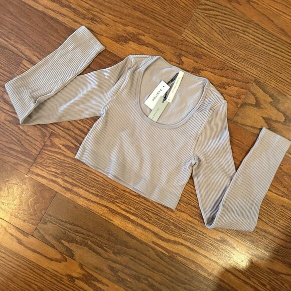NWT Babaton Sculpt Ribbed Scoop Neck Cropped Longsleeve Size Small Seamless - Picture 2 of 8